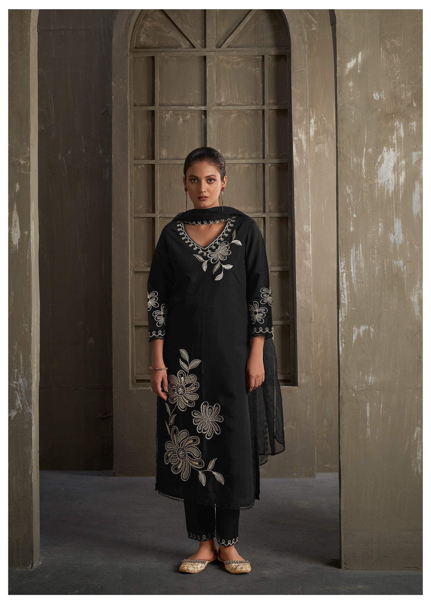 Black floral threadwork kurta set with scallop dupatta