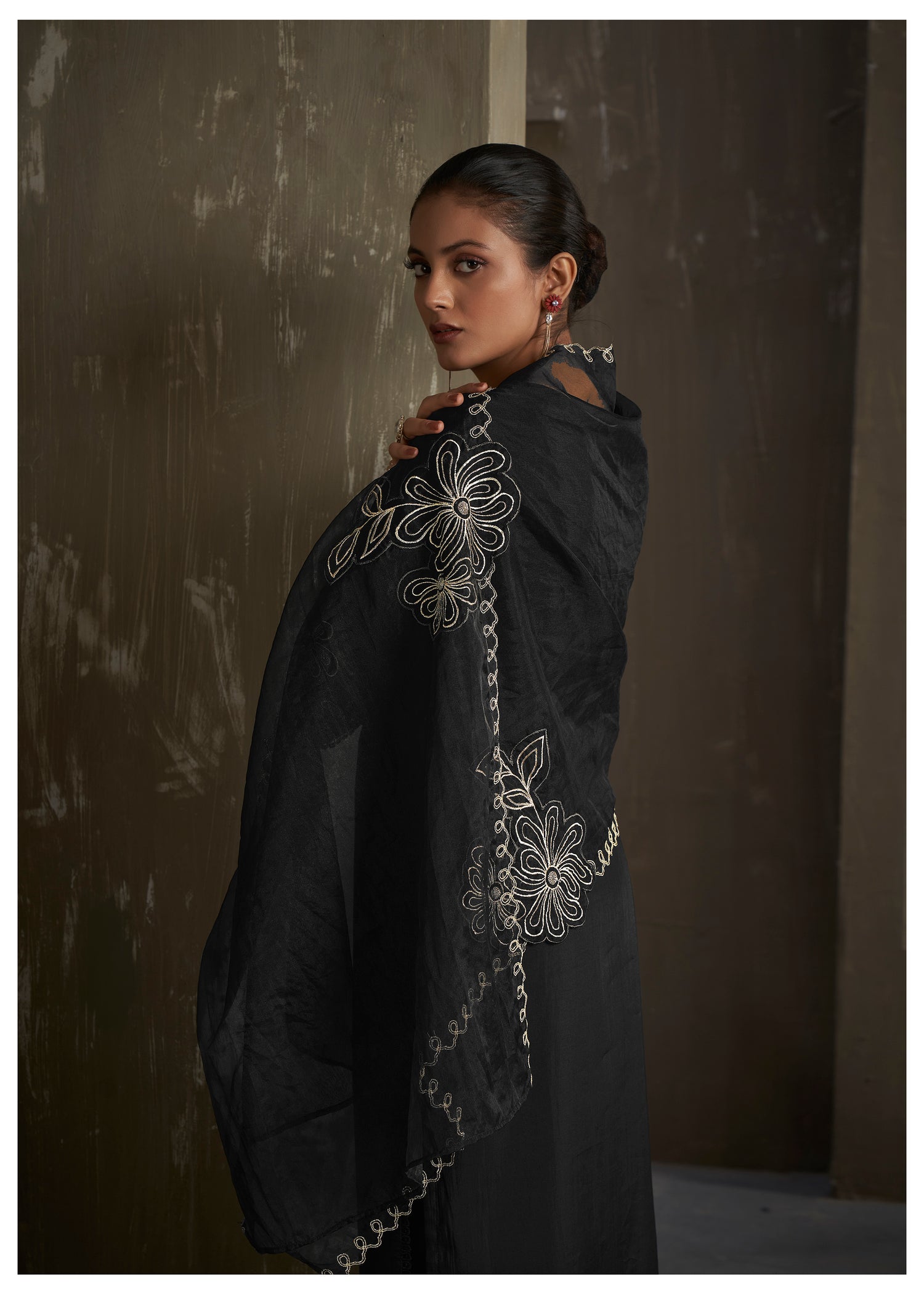 Black floral threadwork kurta set with scallop dupatta