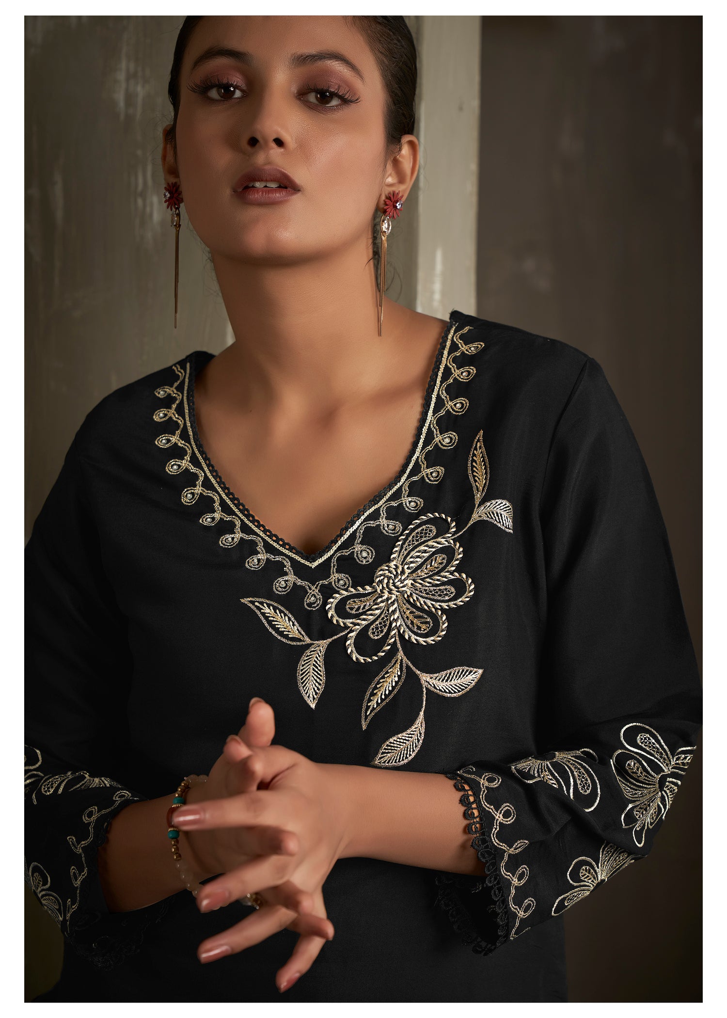 Black floral threadwork kurta set with scallop dupatta