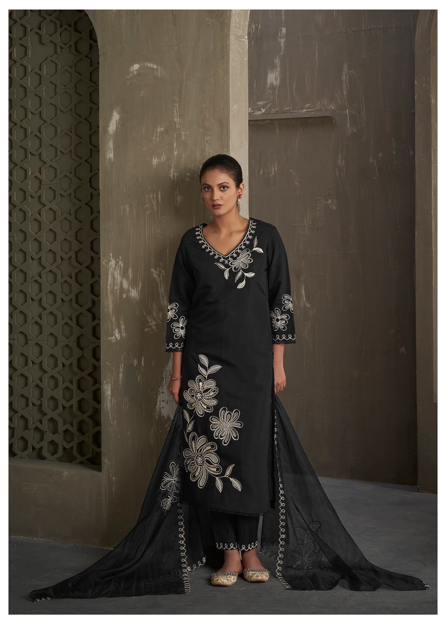 Black floral threadwork kurta set with scallop dupatta